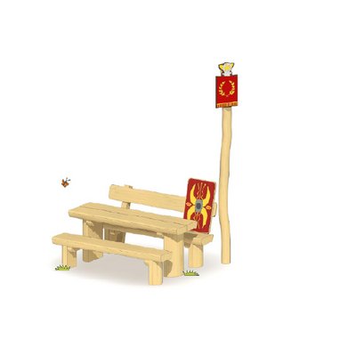 Es ist eine Sitzgarnitur aus Holz bestehend aus zwei Bänken und einem Tisch dargestellt. Auf der einen Bank steht ein rot-gelbes römisches Schild. Rechts neben ihr steht eine Standarte aus Holz mit einer roten Tafel am Ende.
