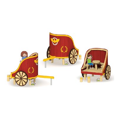 Es sind drei Seitenansichten eines römischen Streitwagens sichtbar. Im Streitwagen ist eine Bank und ein Tisch. Auf der Bank sitz eine gezeichnete Figur. Auf dem Streitwagen sind von außen römische Symbole zu sehen.