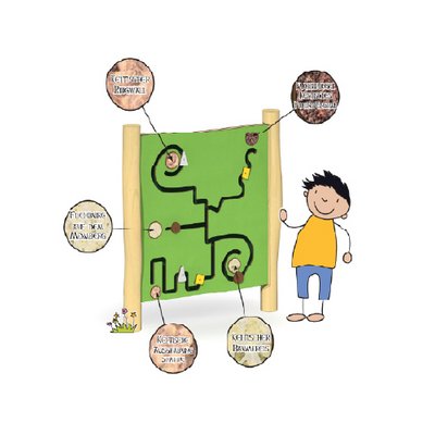 Links und rechts sind zwei Holzpfosten. Dazwischen ist eine grüne Platte zu sehen, auf der verschiedene Schieberegler angebracht sind. Es ist ein keltisches Spielwand-Labyrinth.